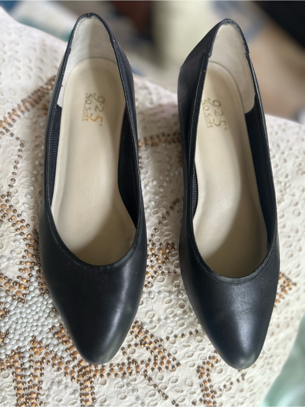 Clarks Black Leather Pointed-Toe low block heel size 8.5.